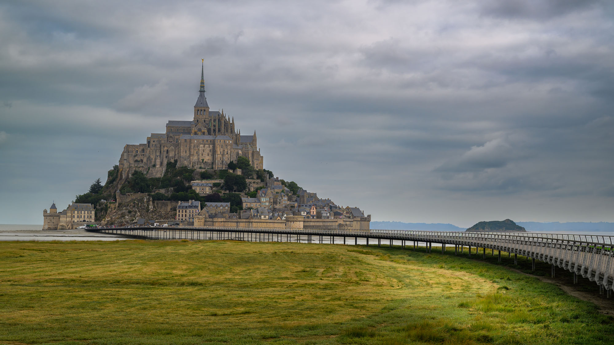 Isola di Le Mont Saint Michel al mattino con la bassa marea